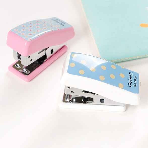 Deli Creative Stationery Geometry Stapler Colorful Fashion Stapler School Office Supplies Small, Size: 4.9*2.2cm, Random Color Delivery