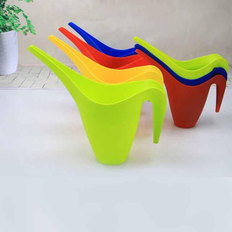 Long Mouth Watering Pot Plastic Sprinkler Pouring Pots,Capacity: 1.0L,Random Color Delivery
